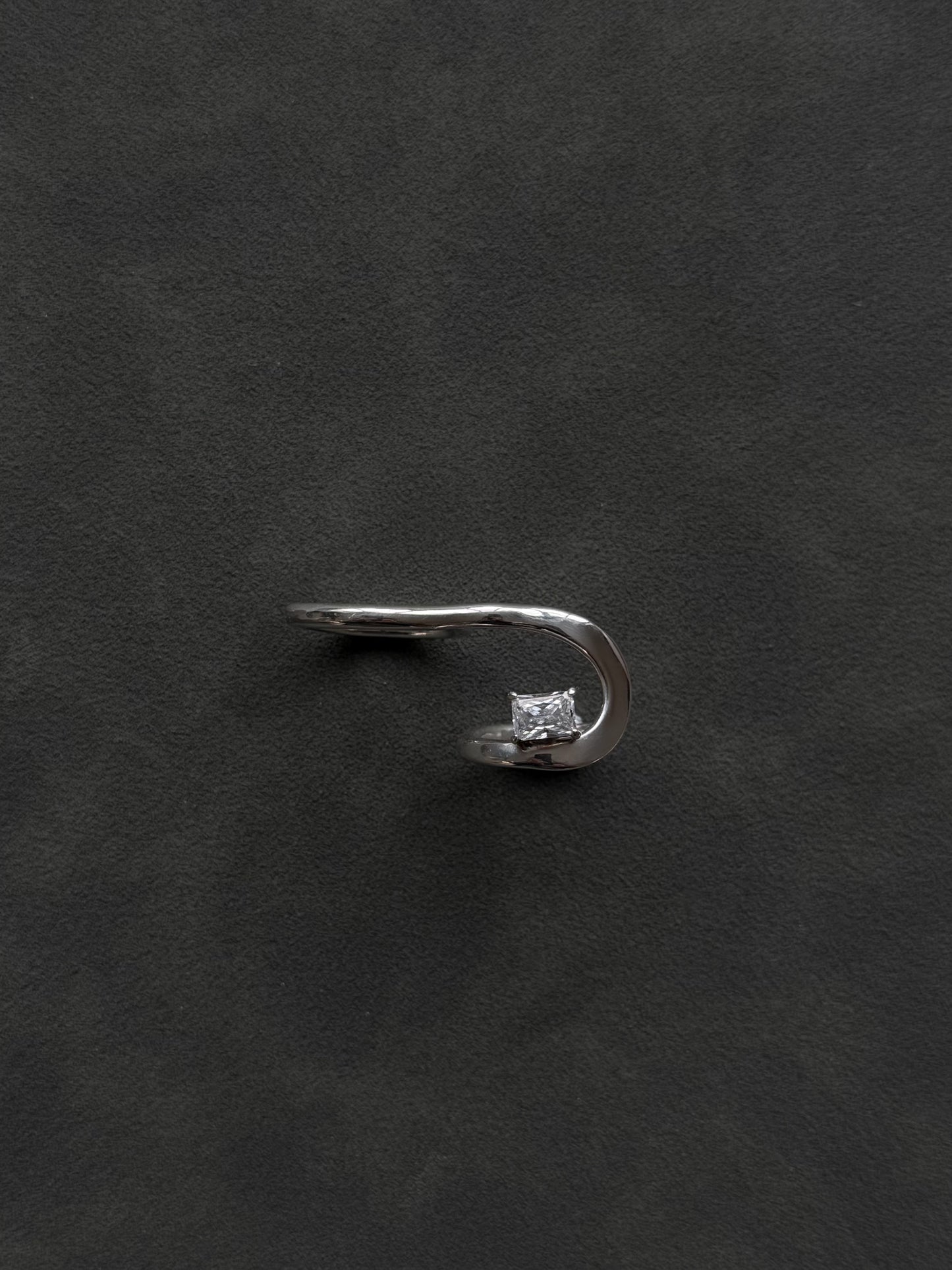 Swoosh ring