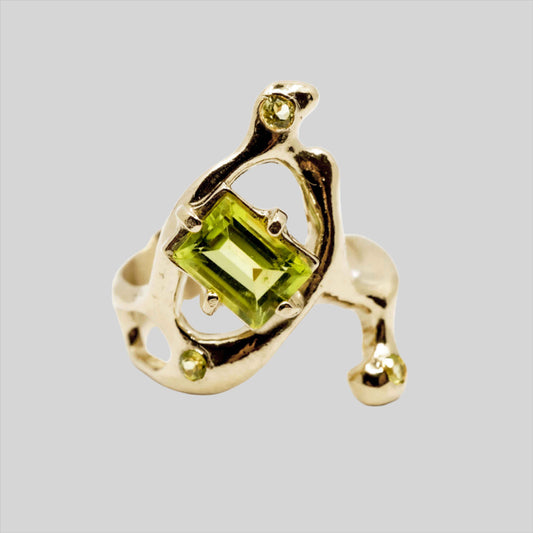 002 GOLD PERIDOT ALIEN RING