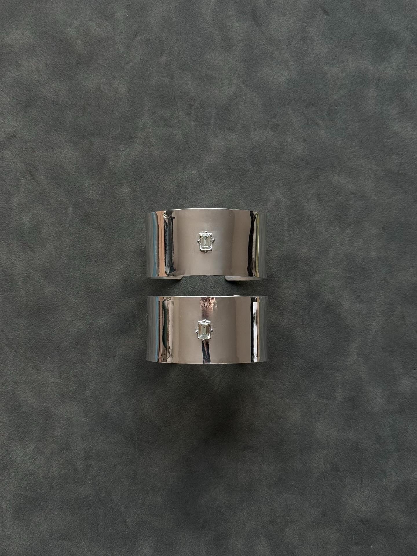 SILVER BANGLE WITH PERIDOT