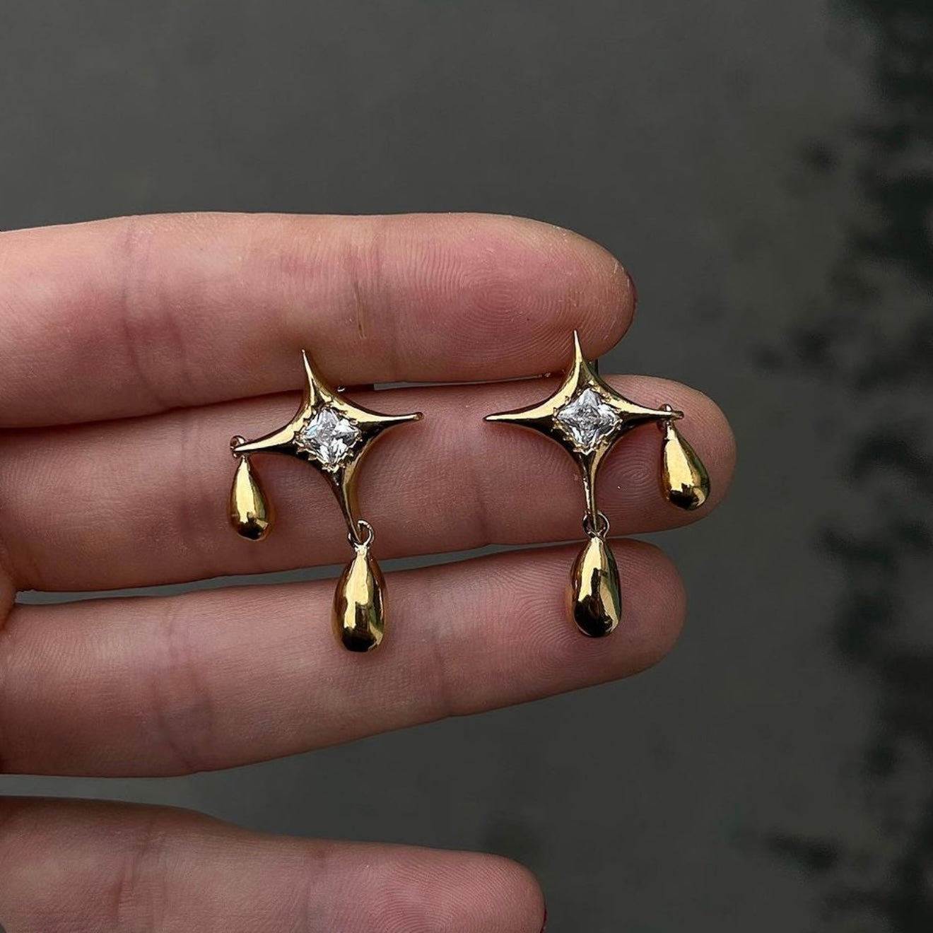 GOLD DRIPPING STAR EARRINGS