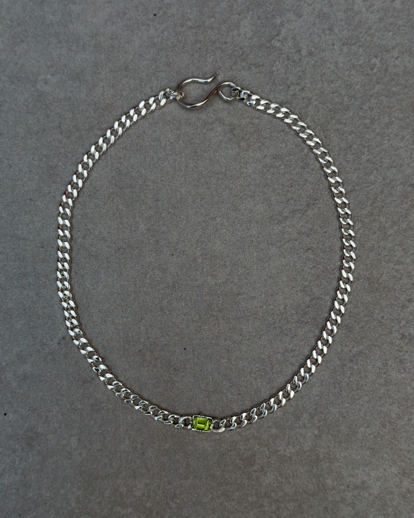 CURB CHAIN WITH PERIDOT