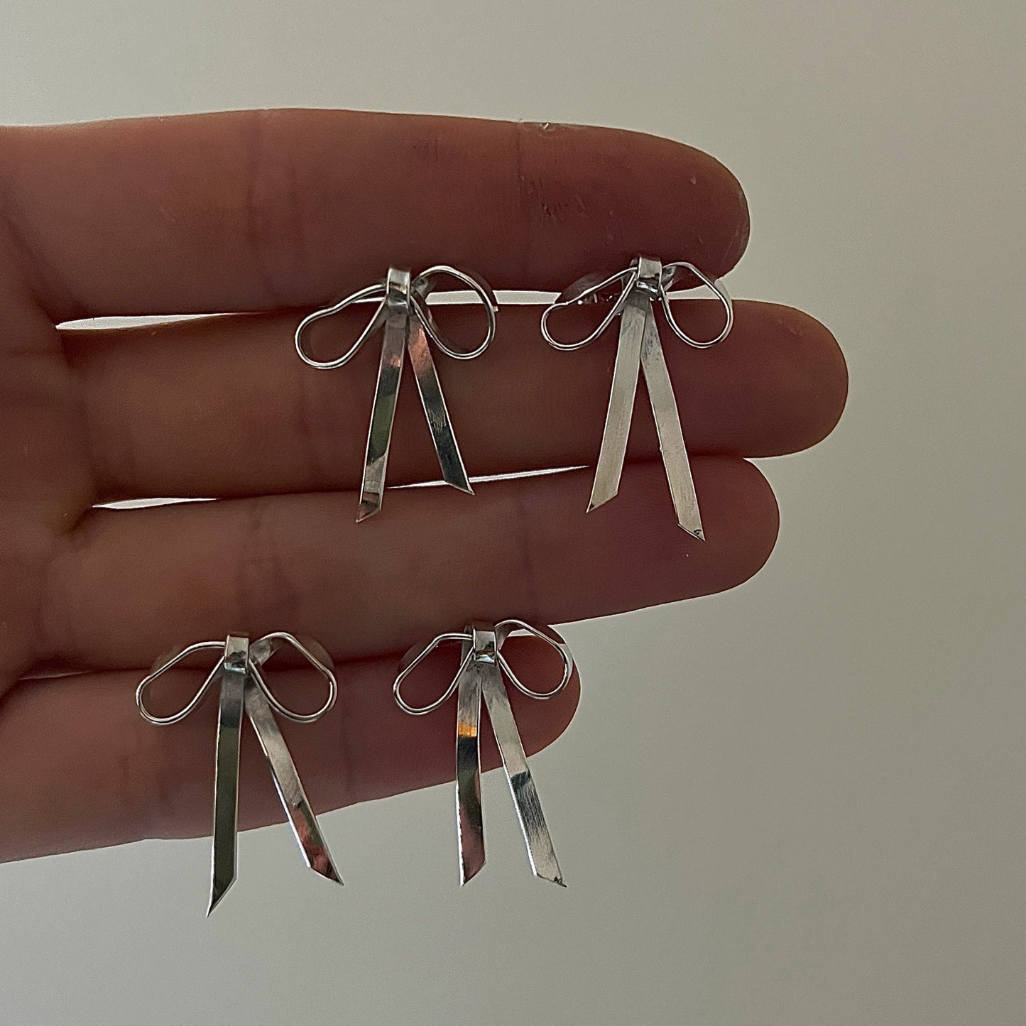 z MINI BOW EARRINGS