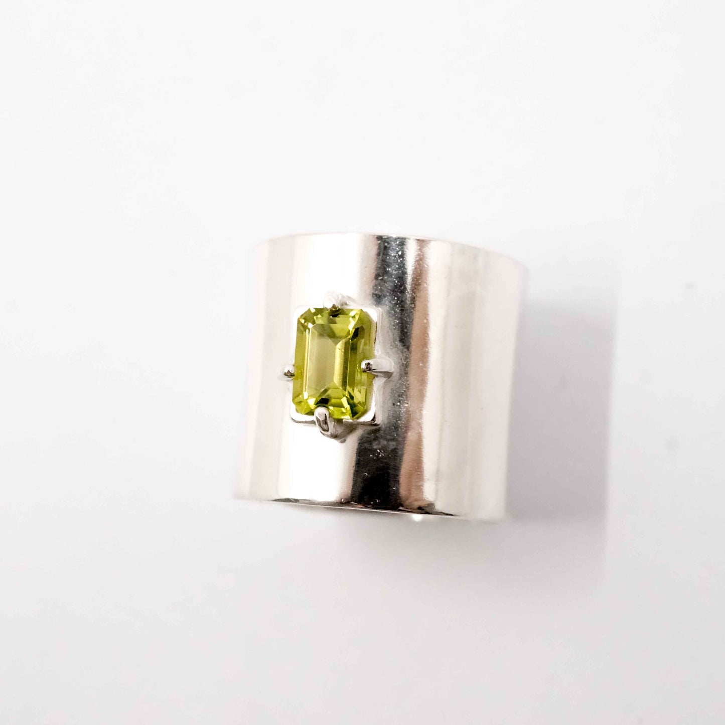 PERIDOT TUBE RING